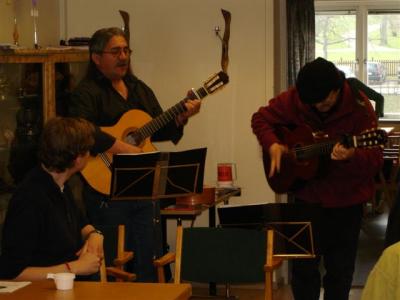 Efter demonstrationen: Luis och Guillermo spelar